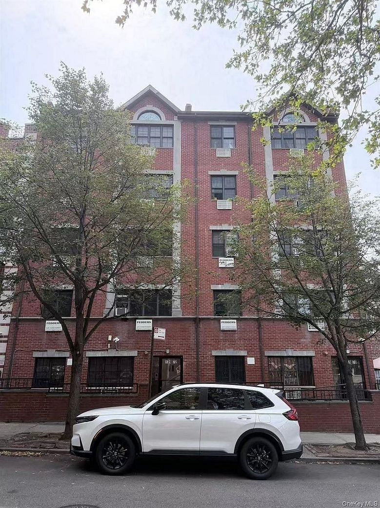 139-70 Pershing Crescent