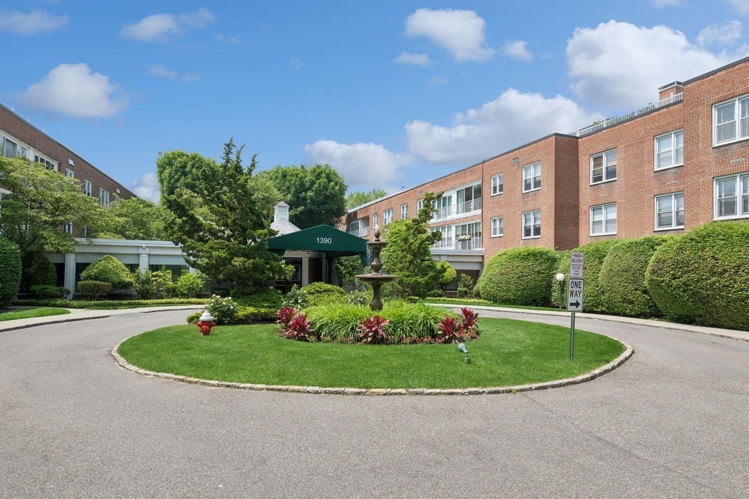 Image 1 of 33 for 1390 Broadway Ave #118 in Long Island, Hewlett, NY, 11557