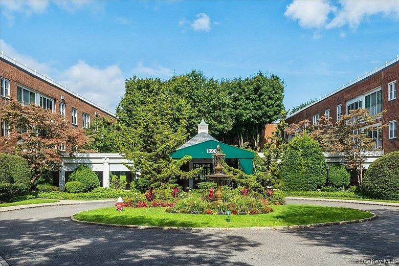 1390 Broadway Ave #222