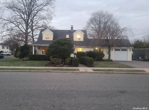 Image 1 of 33 for 14 Aster Lane in Long Island, Levittown, NY, 11756