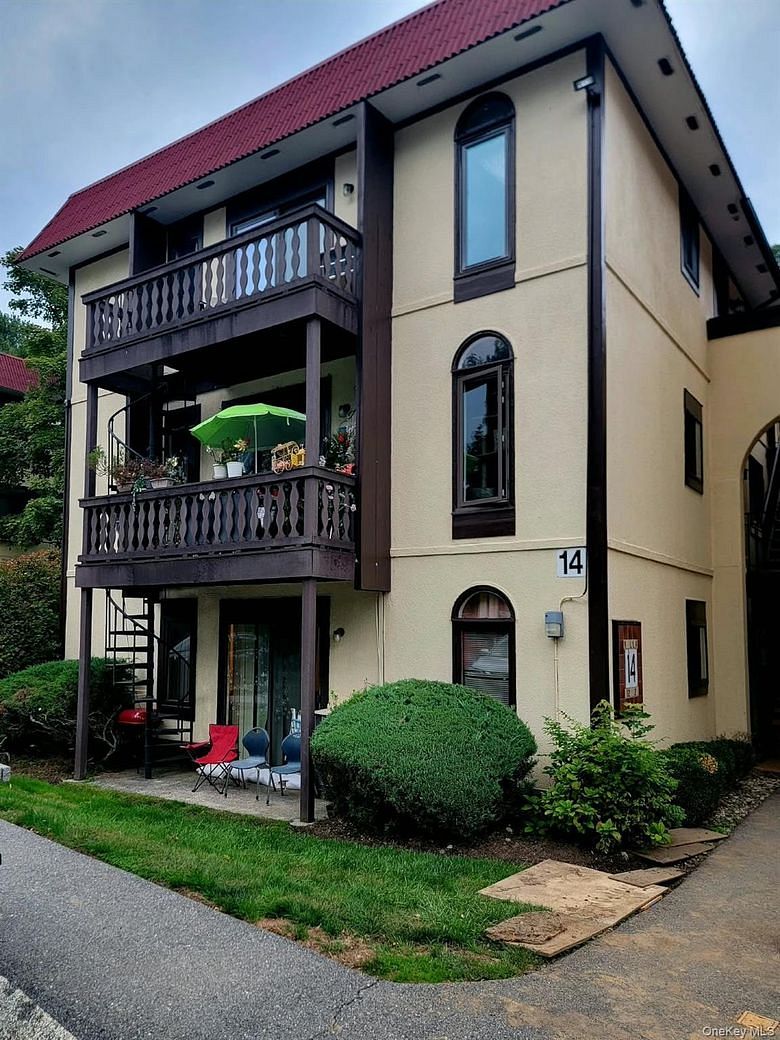 14 Granada Crescent #19
