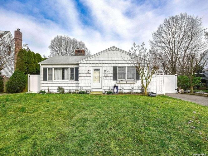 Image 1 of 28 for 14 Grant Pl in Long Island, Glen Cove, NY, 11542