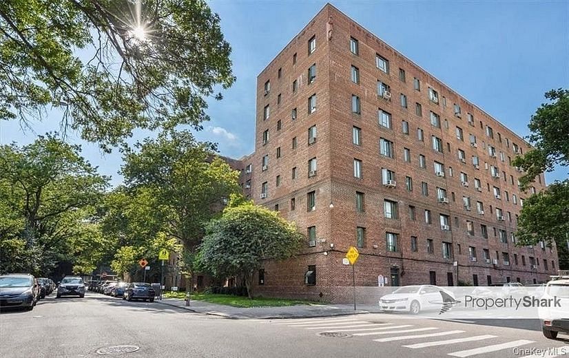 14 Metropolitan Oval #1C