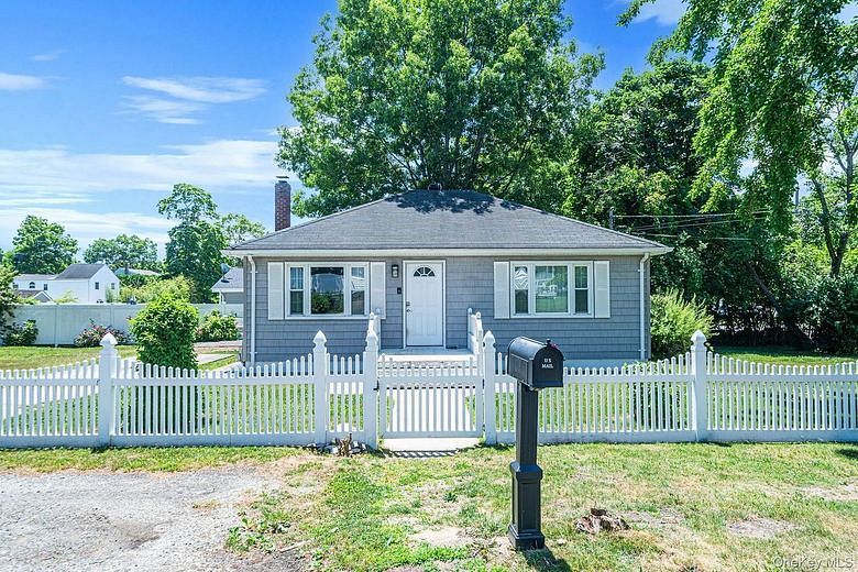 14 Pinelawn Avenue