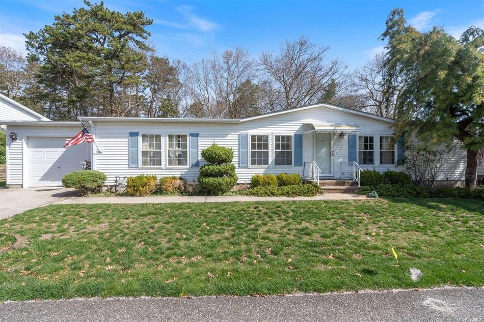 Image 1 of 23 for 1407 Middle  Rd #104 in Long Island, Calverton, NY, 11933