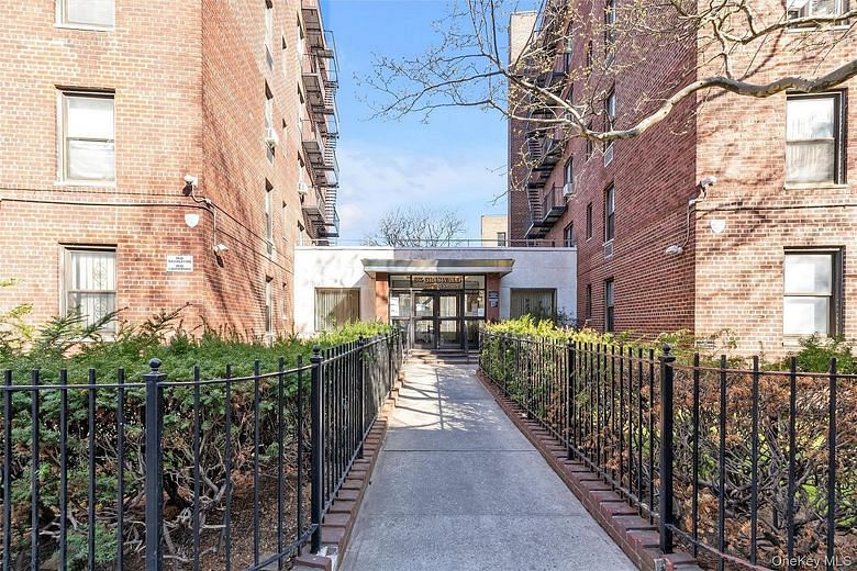 141-05 Pershing Crescent #202