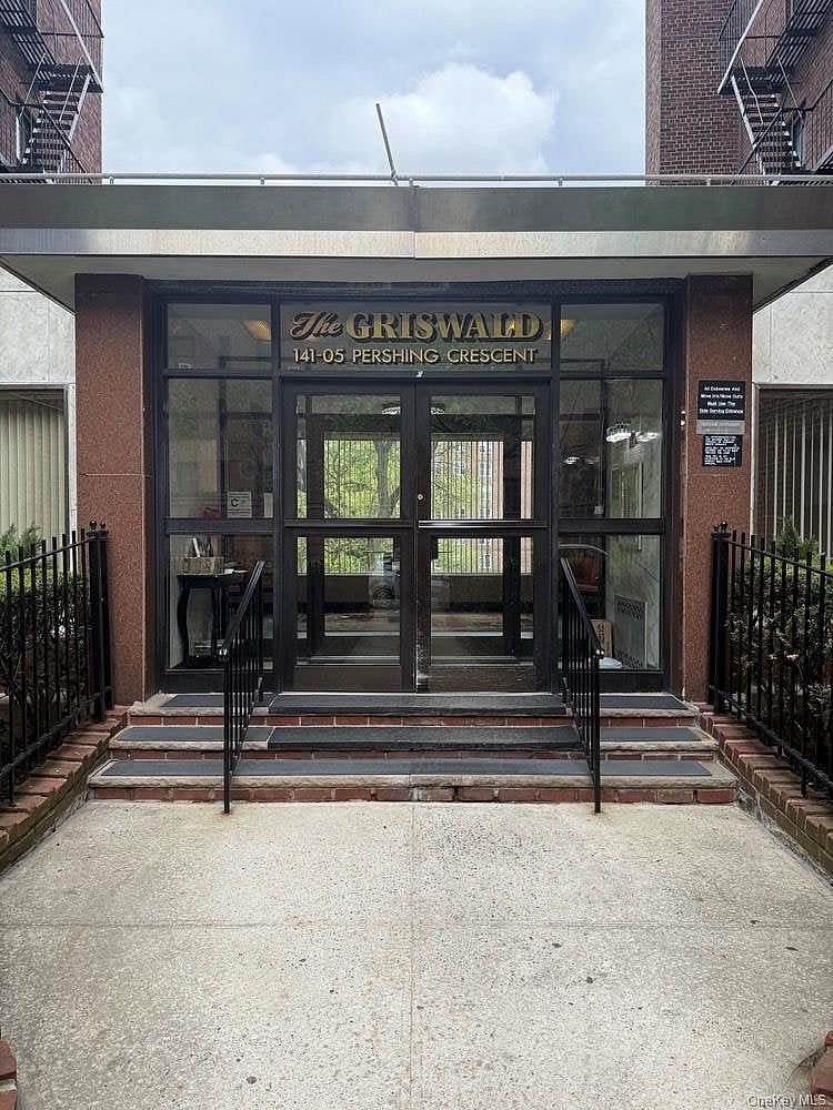 141-05 Pershing Crescent #B7