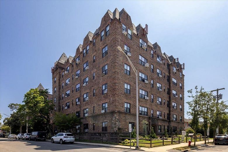 141 Wyckoff Place #2E