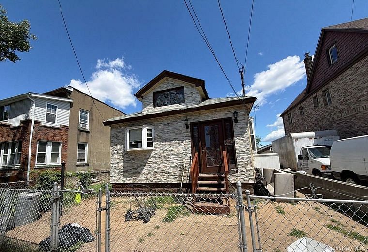 142-25 Bascom Avenue