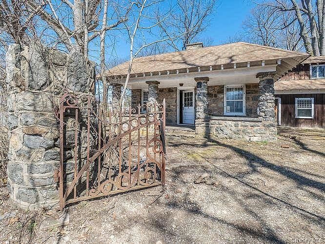 1425 Middle Neck Road