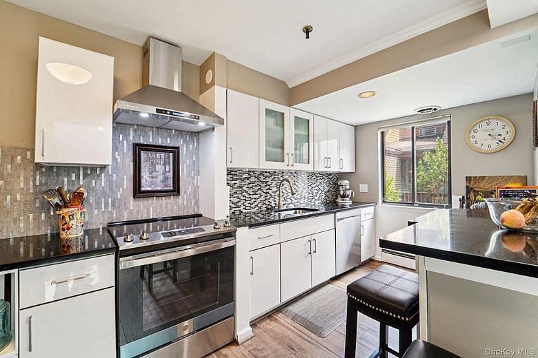 15 Greenridge Avenue #16