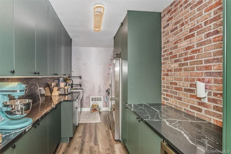 15 Hill Park Avenue #2L