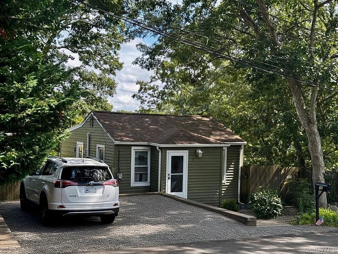 15 Laurelton Road