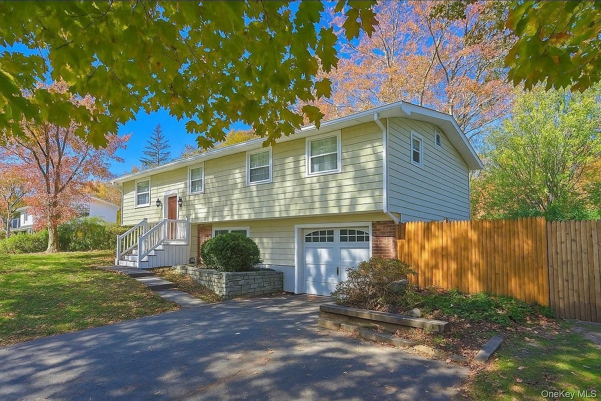 Image 1 of 23 for 15 Mayflower Lane in Long Island, E. Setauket, NY, 11733