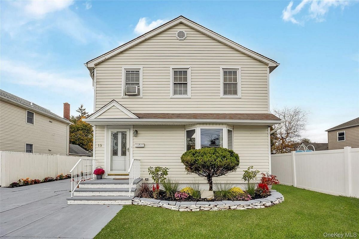 Image 1 of 30 for 15 N Butehorn Street in Long Island, Oyster Bay, NY, 11714