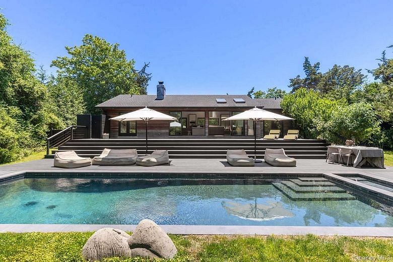 15 Peninsula Drive