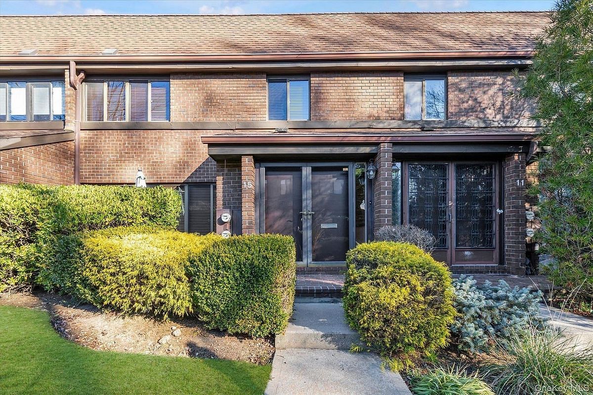 Image 1 of 30 for 15 Spring Hollow in Long Island, North Hempstead, NY, 11576