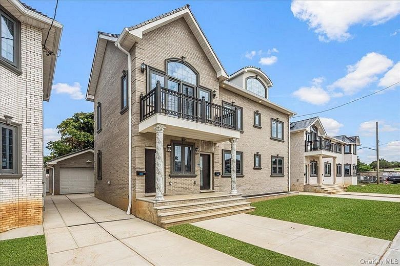 150-21 Hawtree Street