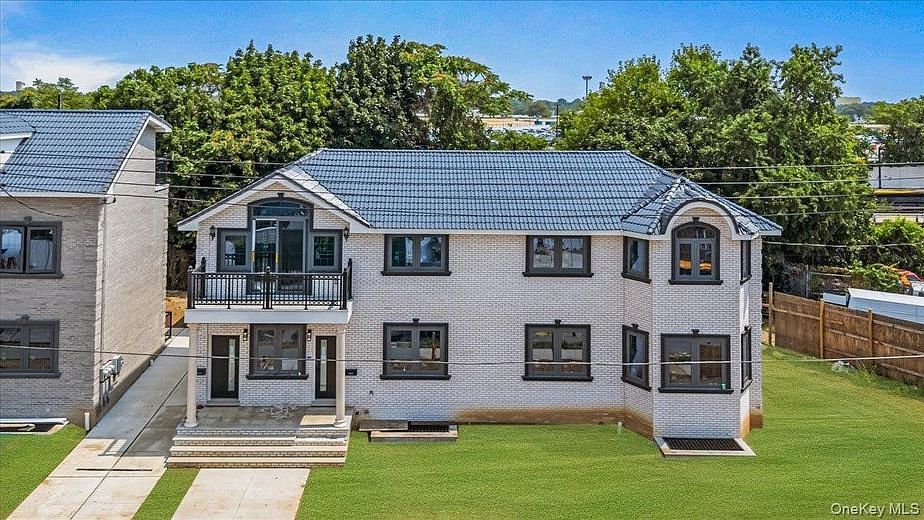 150-33 Hawtree Street