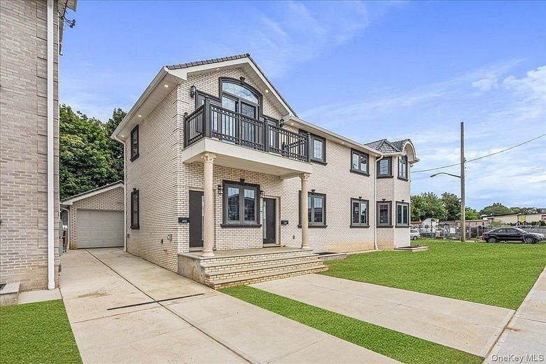 150-33 Hawtree Street