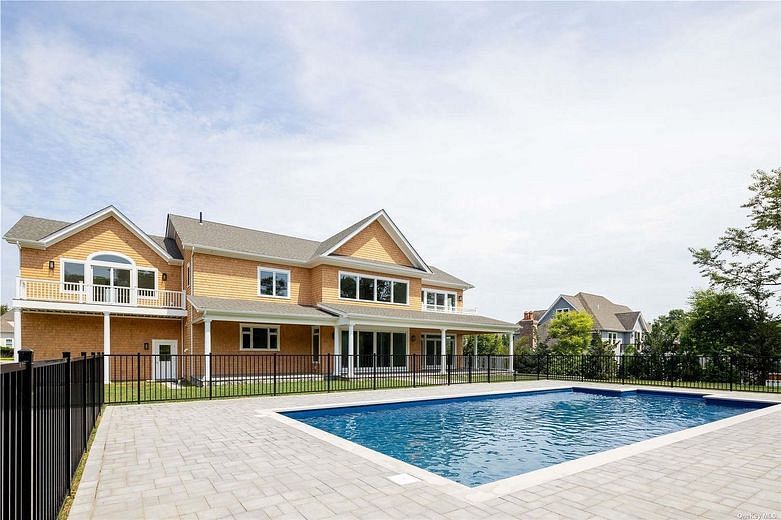 150 N Hillcrest Drive