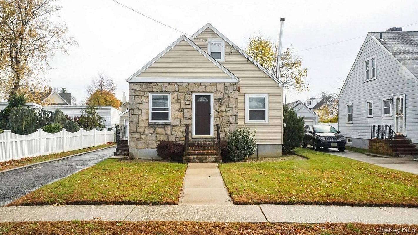 Image 1 of 15 for 150 Pennsylvania Avenue in Long Island, Hempstead, NY, 11575