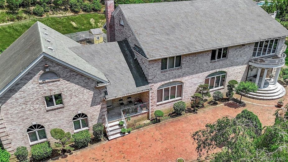 1537 Laurel Hollow Road