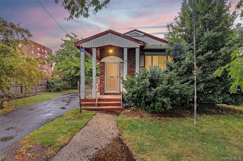 156-07 N Conduit Avenue