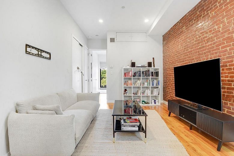 156 Pulaski Street #2B