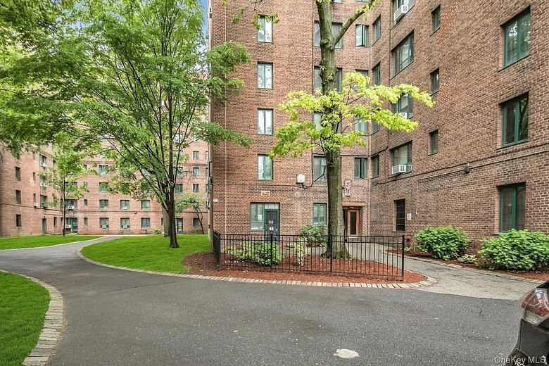 1579 Metropolitan Avenue #3B