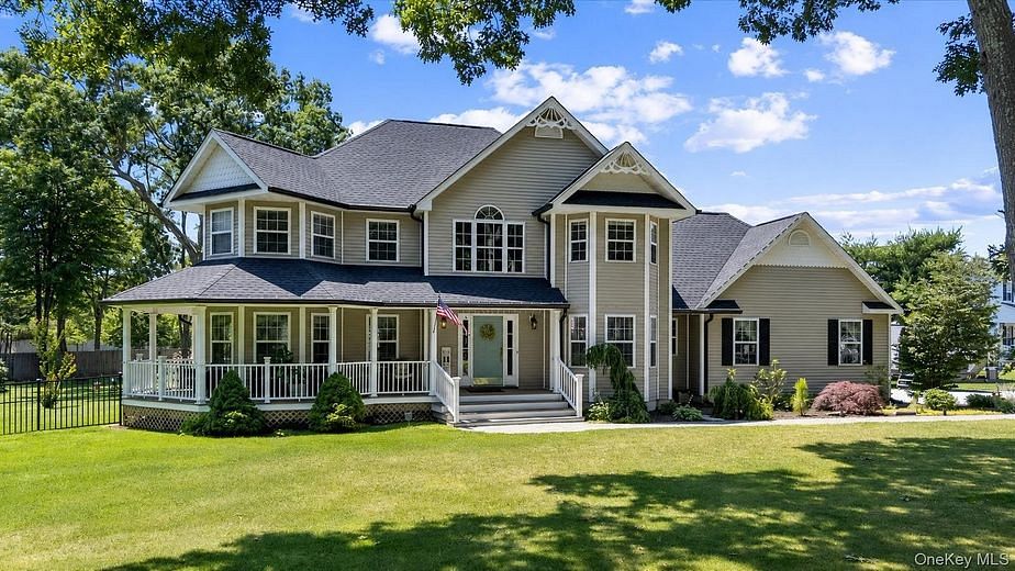 16 Crest Hollow Lane