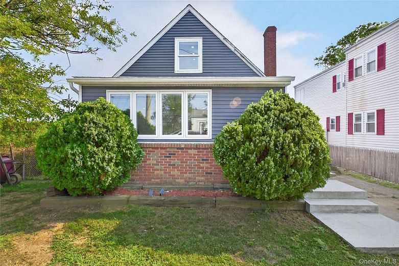 16 Dewey Street E