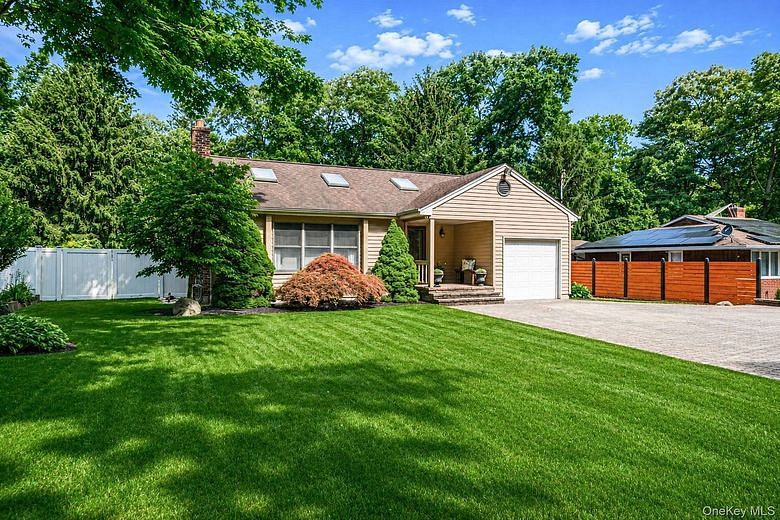 16 Lakecrest Lane