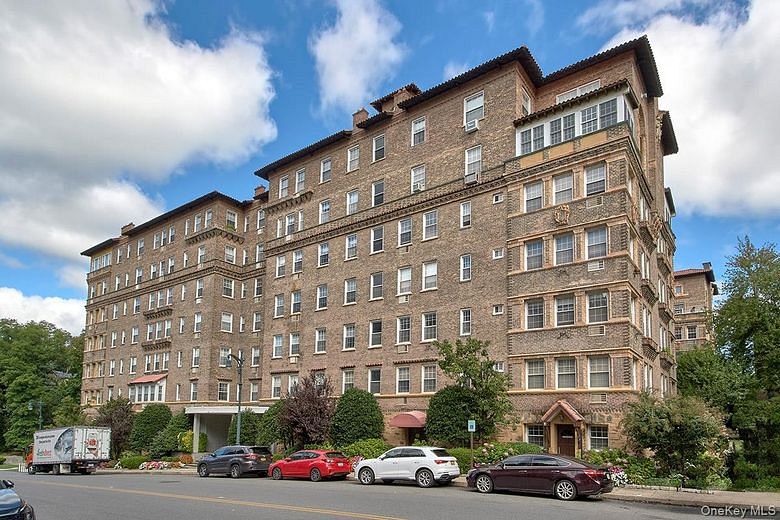 16 N Chatsworth Street #311