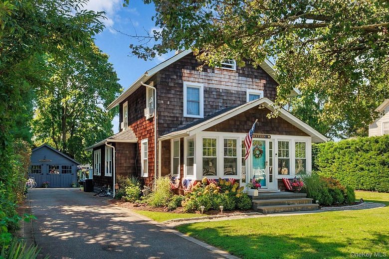 16 Robbins Avenue