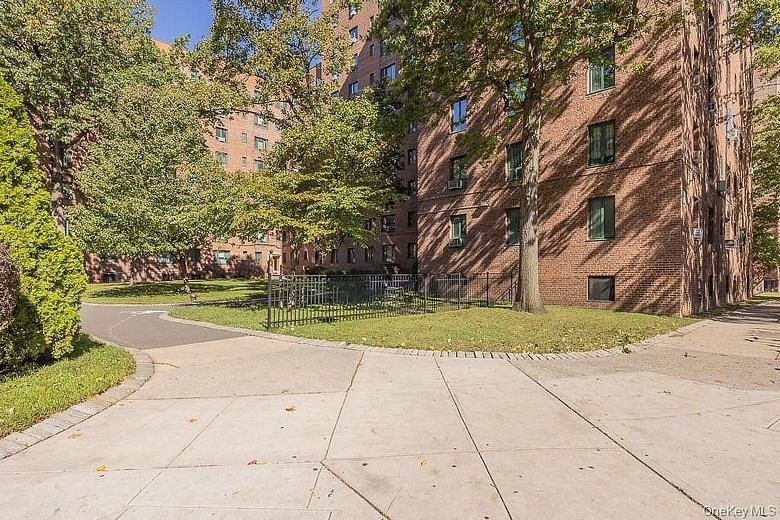 1601 Metropolitan Avenue #3H