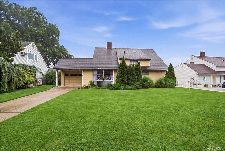 161 Duckpond Drive N