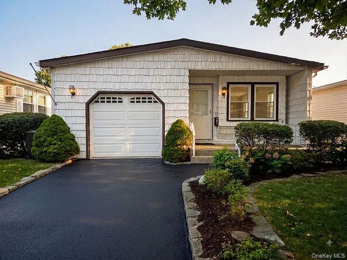 162 Village Circle W