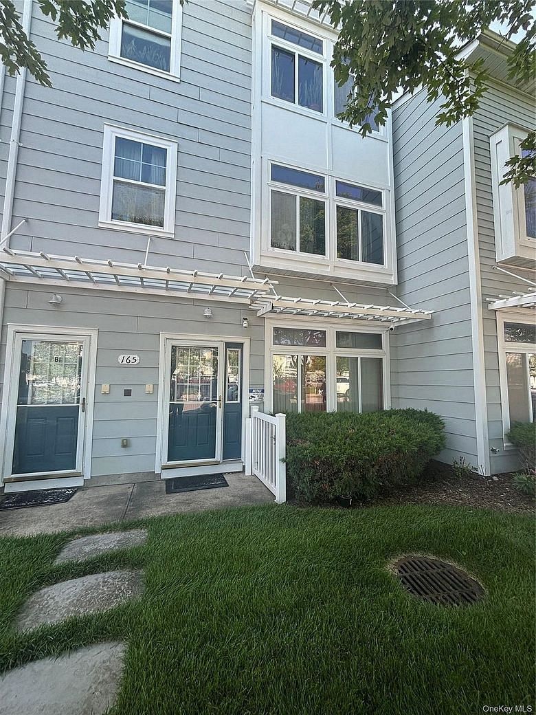 165 Commodore Circle W
