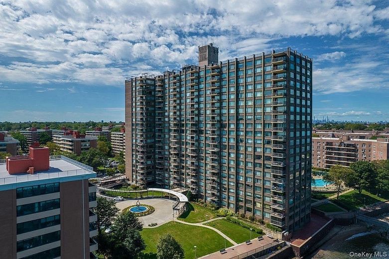166-25 Powells Cove Boulevard #15J