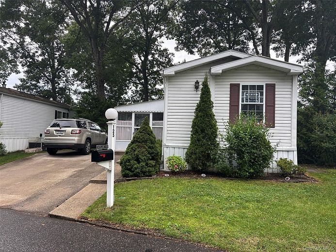 1661 Old Country Road #125