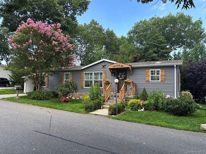 1661 Old Country Road #258