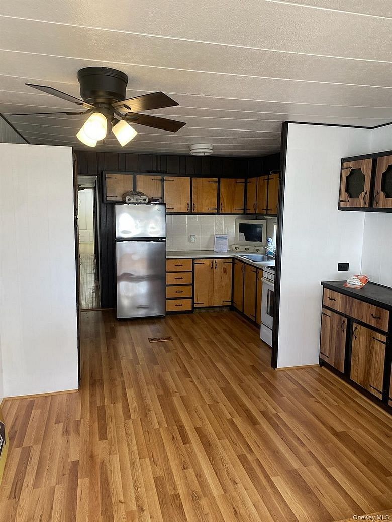 1661 Old Country Road #308