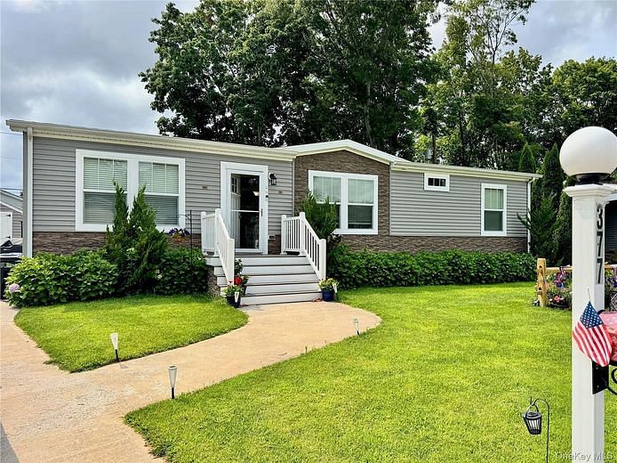 1661 Old Country Road #377