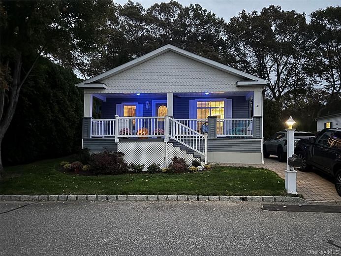 1661 Old Country Road #506