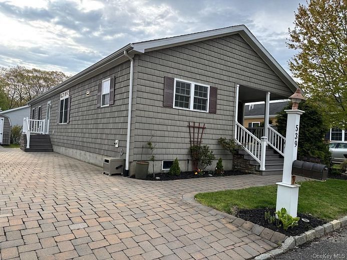 1661 Old Country Road #539