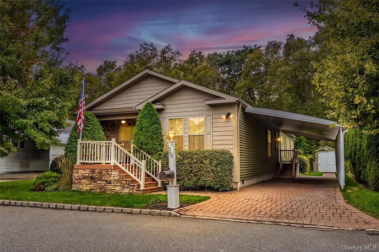 1661 Old Country Road #560