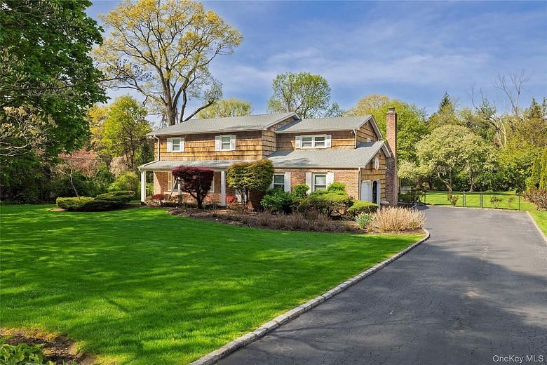 167 Brookville Lane in Glen Head | Yoreevo