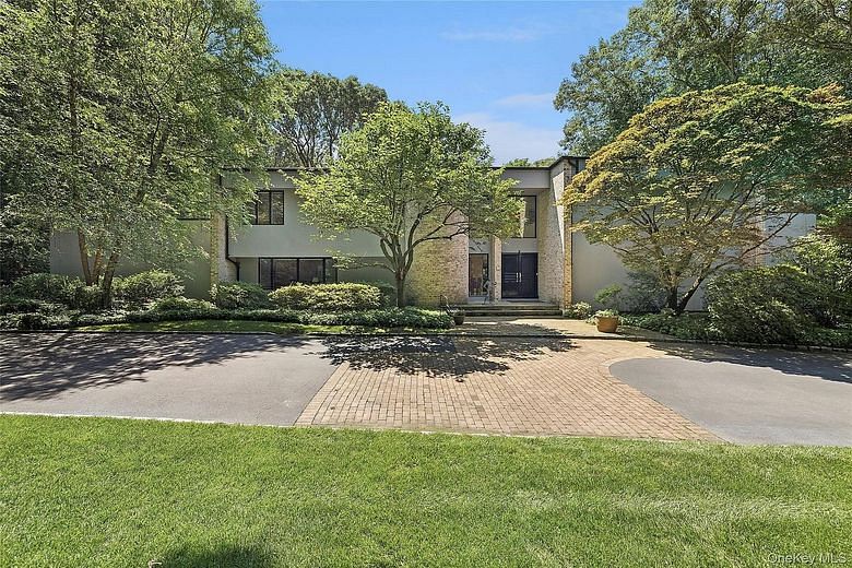 17 Danton Lane N