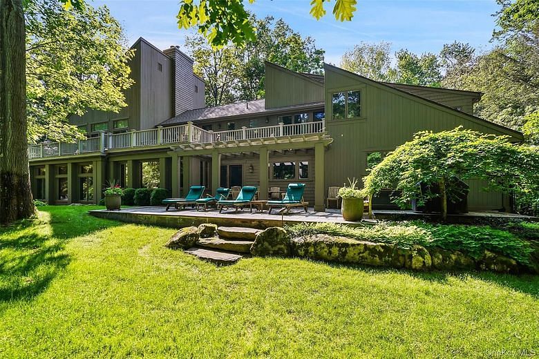 17 Eastwoods Road